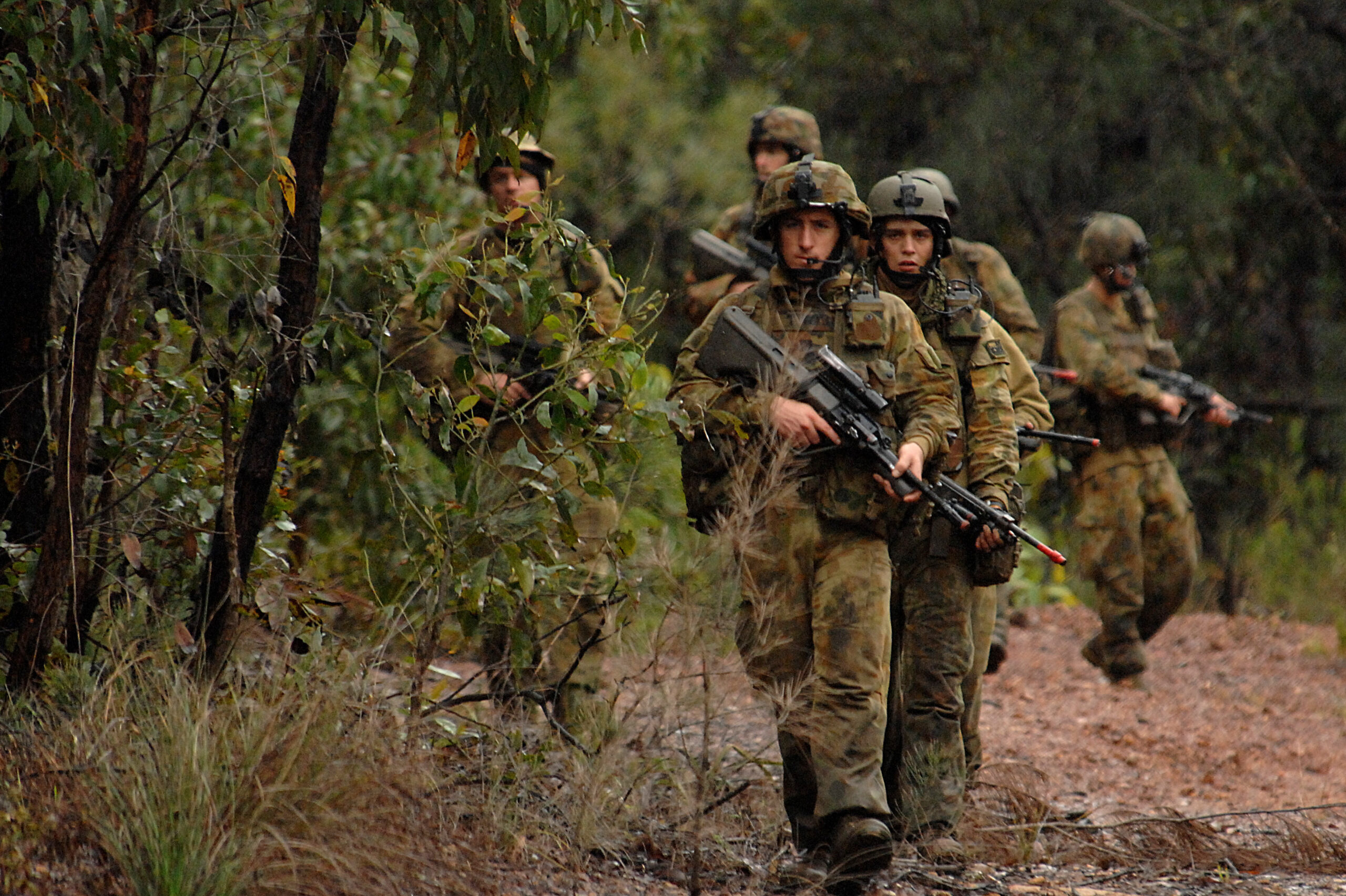 Soldiers from the 2nd Battalion, Royal Australian Regiment conducts a foot patrol during exercise Talisman Sabre 2007 in Shoalwater Bay.